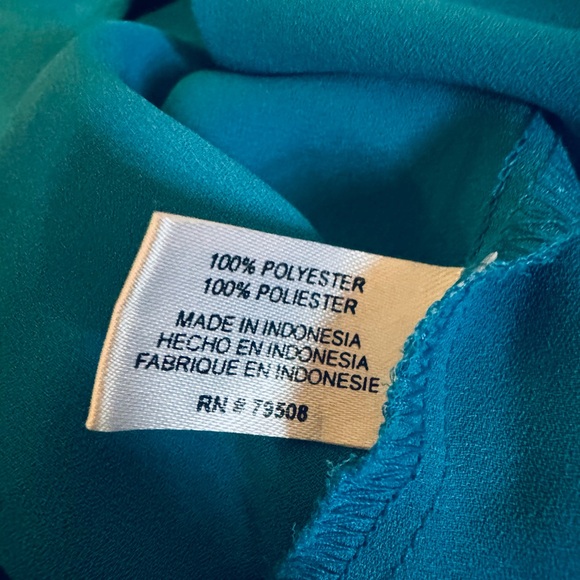 Teal blouse with teal and black highlights on a white skirt. - Picture 10 of 15